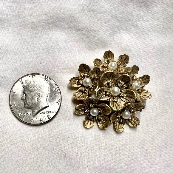 Elegant De Nicola Retro Floral Pearl Brooch - Picture 3 of 3